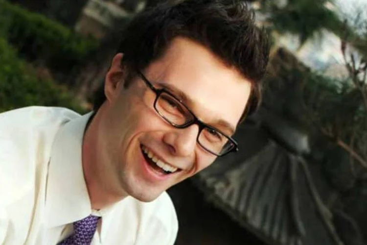 Executivo jovem sorrindo (Dreamstime)