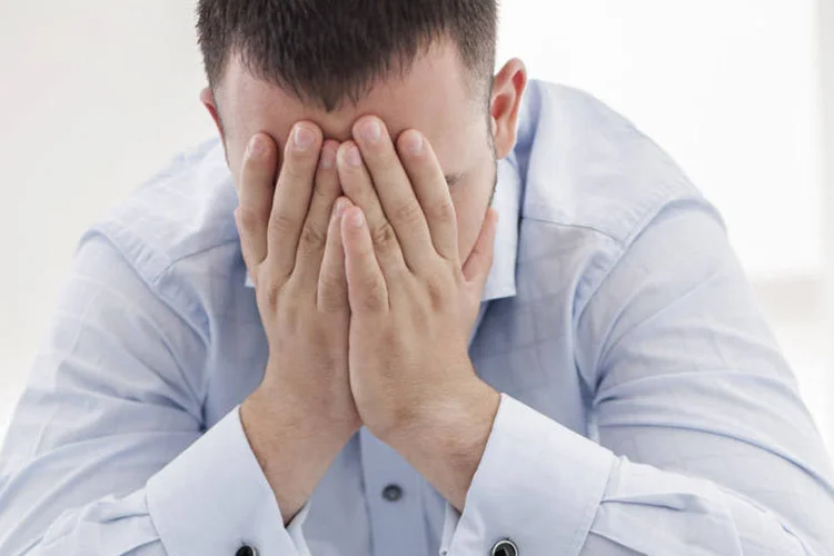 
	Homem com as m&atilde;os no rosto: Quem perdeu o prazo para entrega da declara&ccedil;&atilde;o deve pagar multa de 165,74 reais
 (moodboard/Thinkstock)