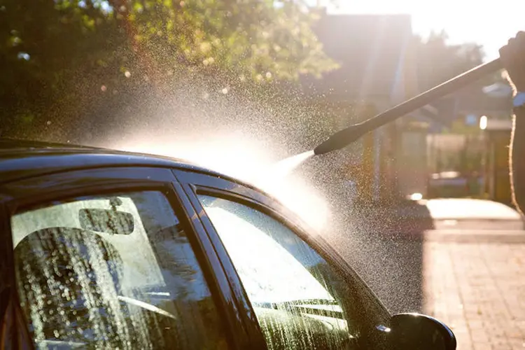 Homem lava carro: o projeto previa R$ 1 mil já de punição inicial para quem lavasse o carro ou a calçada com água tratada (PinkBadger/Thinkstock)