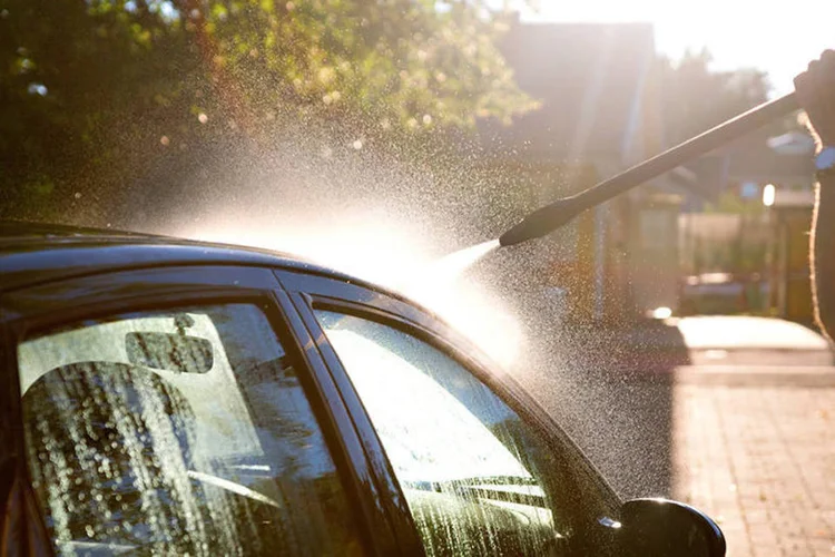 Homem lava carro: o projeto previa R$ 1 mil já de punição inicial para quem lavasse o carro ou a calçada com água tratada (PinkBadger/Thinkstock)