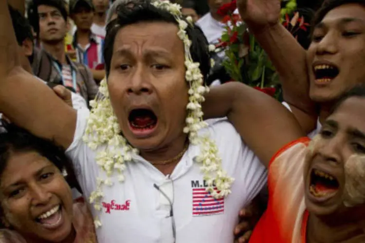 
	Homem liberto reencontra fam&iacute;lia: os perd&otilde;es emitidos pelo presidente de Mianmar, Thein Sein, foram programados para coincidir com um feriado religioso budista e antes das elei&ccedil;&otilde;es
 (AFP / Ye Aung Thu)