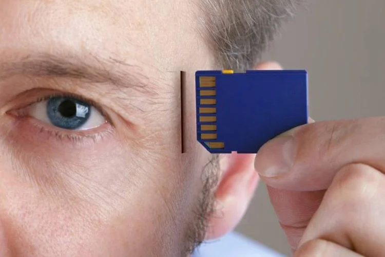 
	Homem-m&aacute;quina: as barreiras entre o mundo virtual e f&iacute;sico est&atilde;o cada vez mais rarefeitas, diz especialista
 (Thinkstock/Brian Jackson)