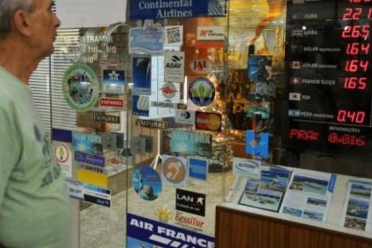 Casa de câmbio no Rio de Janeiro: governo aumentou o IOF em outubro de 2010 (Vanderlei Almeida/AFP)