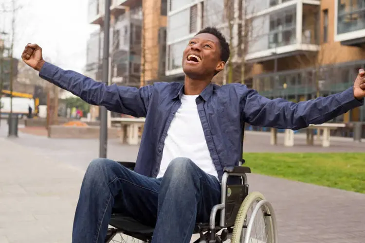 Homem na cadeira de rodas (Thinkstock)