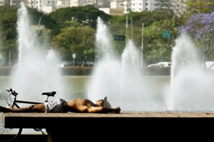Homem no Parque do Ibirapuera se refresca do calor  (Marcelo Camargo/ Agência Brasil/Agência Brasil)