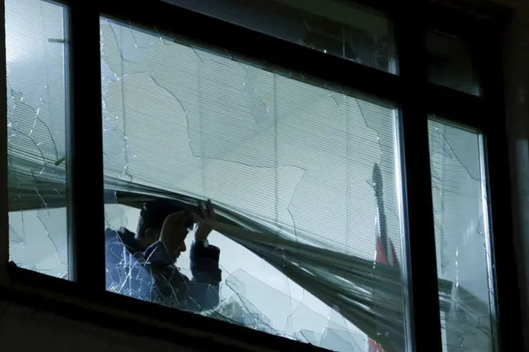 
	Homem olha da janela de embaixada da Turquia apedrejada na R&uacute;ssia: o protesto foi organizado pelo ultranacionalista Partido Liberal Democr&aacute;tico
 (Sergei Karpukhin/ Reuters)
