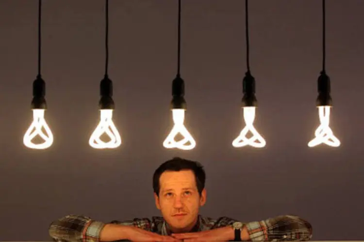 Homem olha diferentes tipos de lâmpadas (Getty Images)