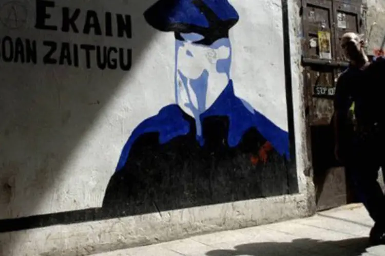 Homem passa em frente a mural em homenagem a membro do ETA: no dia 5 de maio, o governo espanhol reiterou que não negociará com a organização (Ander Arrizurieta/AFP)