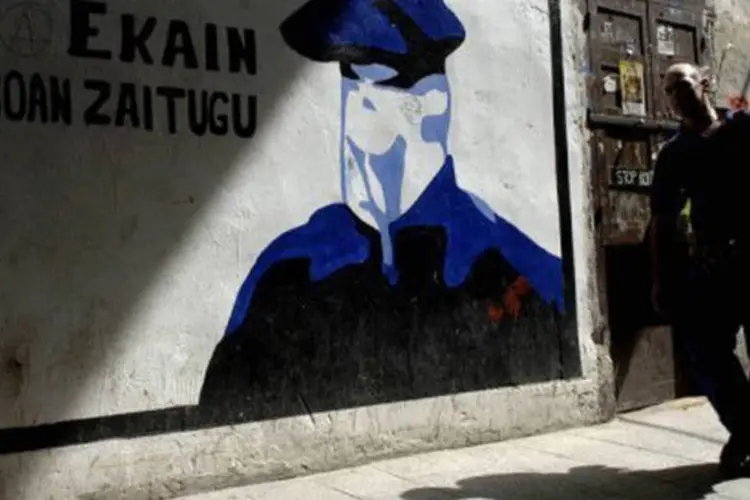 
	Homem passa em frente a mural em homenagem a membro do ETA: cinco dos seis detidos est&atilde;o na lista de terroristas da ETA mais procurados pela pol&iacute;cia
 (Ander Arrizurieta/AFP)