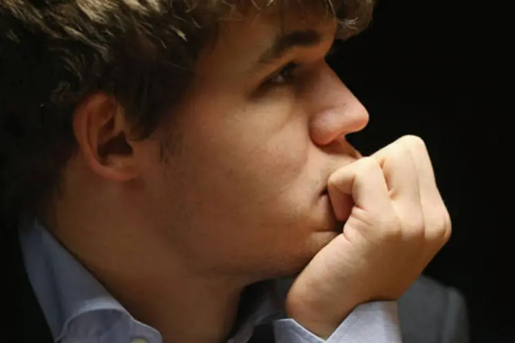 
	&nbsp;Enxadrista Magnus Carlsen pensativo: como no xadrez, boa estrat&eacute;gia e agilidade s&atilde;o necess&aacute;rias tamb&eacute;m aos concurseiros que querem lutar pelos seus direitos (Getty Images)