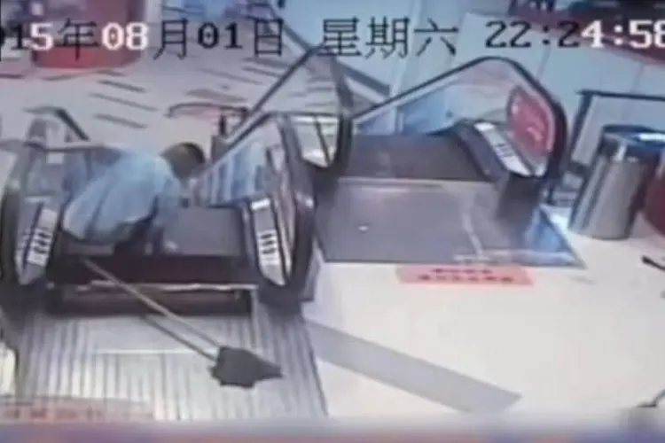 
	O acidente aconteceu enquanto o homem limpava as escadas rolantes
 (Reprodução)