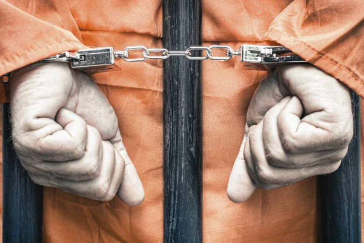 
	Homem preso: relat&oacute;rio da Anistia Internacional mostrou que 89% das execu&ccedil;&otilde;es no mundo em 2015 aconteceram em apenas 3 pa&iacute;ses
 (ViewApart/ThinkStock)