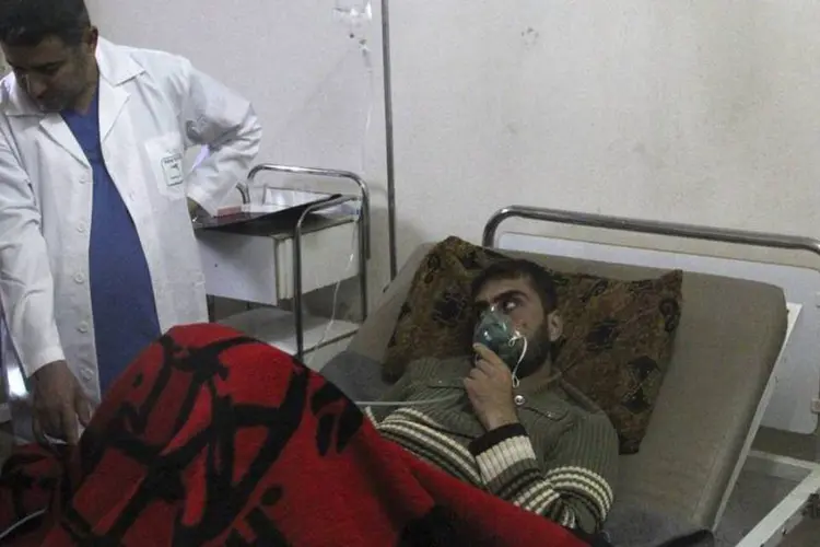 Homem socorrido em aldeia síria atacada com gás cloro: ebeldes e governo se acusaram mutuamente pelos supostos ataques com gás na sexta-feira e sábado na aldeia de Kfar Zeita (Reuters/Reuters)