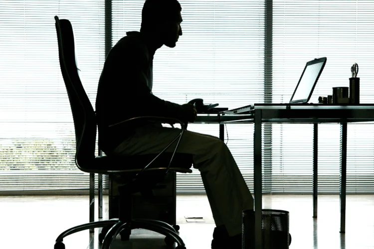 
	Homem em cadeira: passar o dia todo sentado reduz expectativa de vida, diz estudo
 (Thinkstock/Goodshoot)