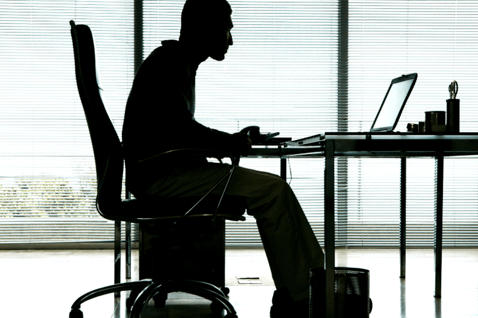 6 riscos que você corre ao passar o dia sentado no trabalho