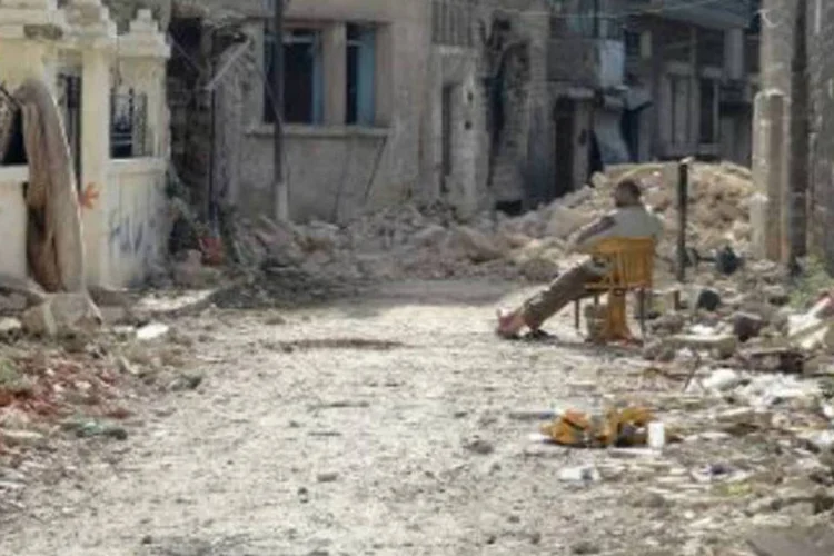 
	Homem em rua destru&iacute;da de Homs, na S&iacute;ria: organiza&ccedil;&atilde;o estima que quase um ter&ccedil;o dos mortos &eacute; composto por civis
 (Mohamad Abu Hamza/AFP)