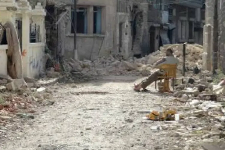 
	Homem em rua destru&iacute;da de Homs, na S&iacute;ria: &quot;O Organismo de Governo Transit&oacute;rio vai preparar e supervisionar o cessar-fogo tomando medidas imediatas para deter a viol&ecirc;ncia militar, proteger os civis e estabilizar o pa&iacute;s&quot;, diz documento
 (Mohamad Abu Hamza/AFP)