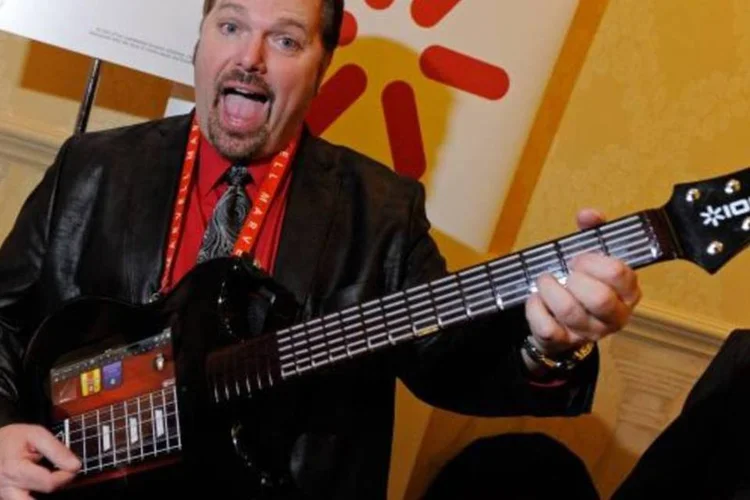 O diretor William 'Jeff' Fortin mostra a Ion Audio Guitar na CES 2012, que utiliza um iPad em seu corpo. Evento tenta manter relevância mesmo com a saída da Apple e da Microsoft (Ethan Miller/Getty Images)