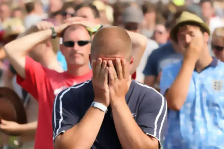 Homem triste com as mãos no rosto (Getty Images)