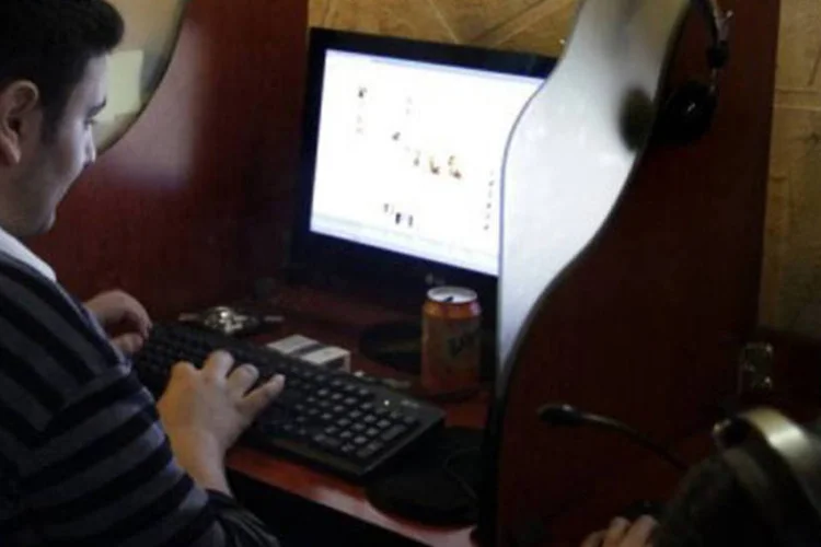 
	Homem usa internet: segundo coordenador do estudo, a diminui&ccedil;&atilde;o das desigualdades &eacute; a principal contribui&ccedil;&atilde;o para o aumento expressivo da inclus&atilde;o digital no pa&iacute;s
 (AFP)