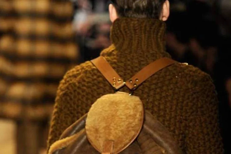 Homem usa mochila nas costas 2 (Getty Images)