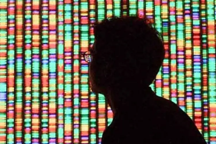 Homem vê representação do DNA (Getty Images)
