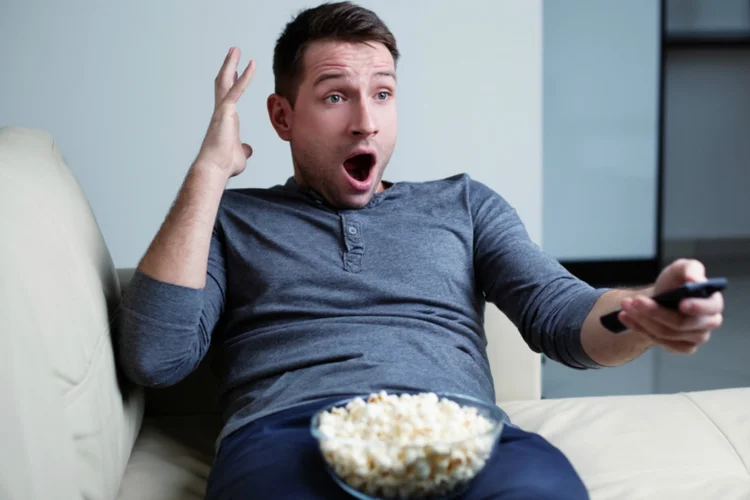 homem-vendo-series (Thinkstock/BartekSzewczyk)