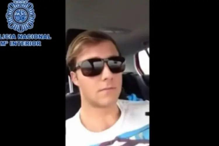 Homem dirigindo em vídeo : carteira de motorista foi cassada por um ano (Polícia Nacional)