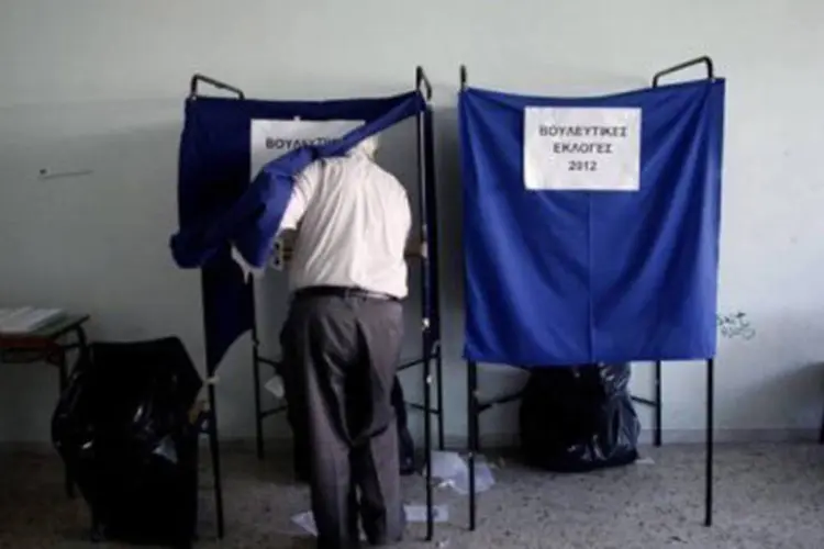Homem vota em Atenas: as eleições legislativas aconteceram no domingo
 (Angelos Tzortzinis/AFP)