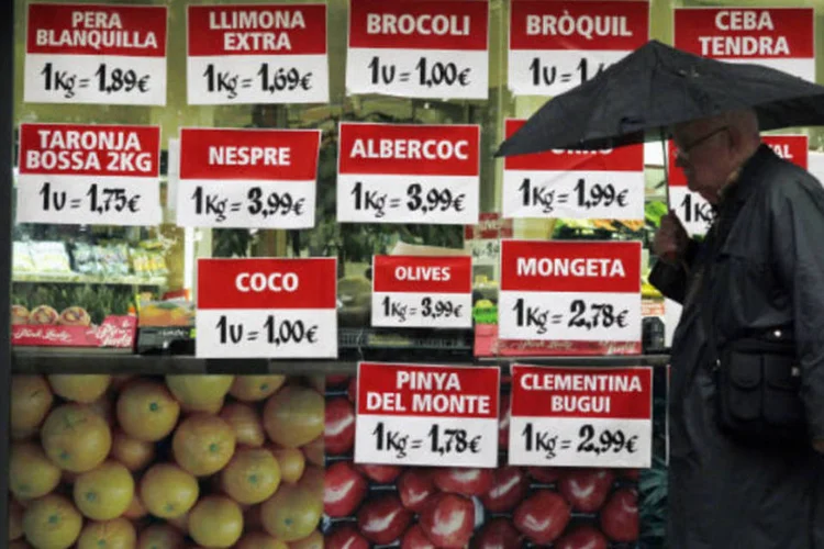 
	Economia espanhola: o Banco da Espanha advertiu que h&aacute; pouca margem para que se recupere no curto prazo o consumo das fam&iacute;lias (uma das principais vari&aacute;veis da demanda interna)
 (REUTERS/Albert Gea)