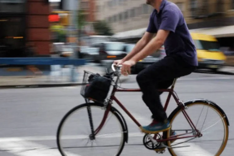 
	Homem andando de bicicleta: opera&ccedil;&atilde;o em Londres acontecer&aacute; nas horas de pico no tr&acirc;nsito e culminar&aacute; no Natal com a totalidade de cruzamentos e pontos obscuros sob supervis&atilde;o
 (Getty Images)