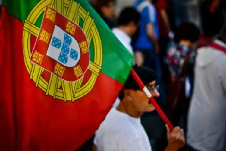 
	Homem carrega bandeira de Portugal
 (AFP)