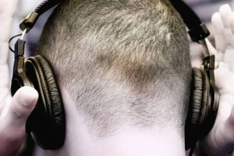 
	Homem com fone de ouvido: quase metade das pessoas entre 12 e 35 anos escutam m&uacute;sica em volumes que prejudicam a sa&uacute;de
 (Stock Xchng)