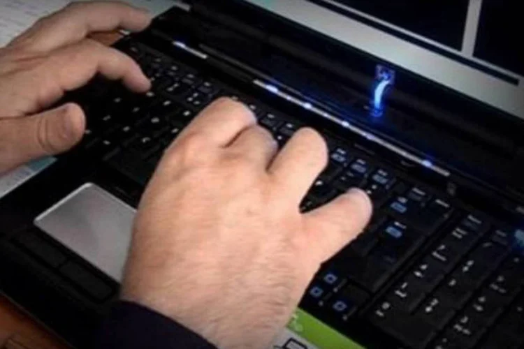 
	Homem digitando: pol&iacute;cia descobriu em sua casa &quot;diversos dispositivos inform&aacute;ticos com conte&uacute;do ped&oacute;filo, computador port&aacute;til e uma cole&ccedil;&atilde;o ordenada de 68 DVD&quot;
 (AFP)