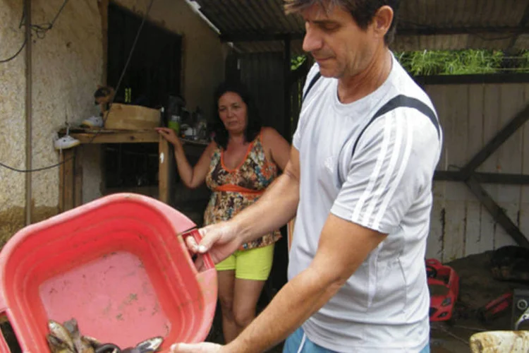 Homem encontra peixes em casa após enchente em Xerém: as obras de contenção de encostas vêm sendo feitas pela Empresa Estadual de Obras Públicas (Emop) (Fotorepórter Vladimir Platonov/ABr)