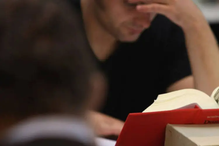 homem estudando em biblioteca (Getty Images)