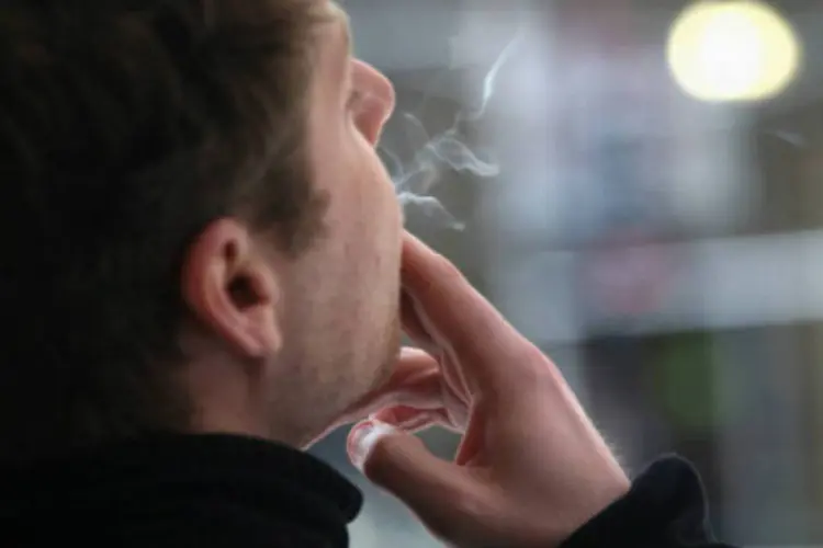 
	Homem fumando: na compara&ccedil;&atilde;o entre g&ecirc;neros, os homens continuam sendo os que mais fumam
 (Getty Images)
