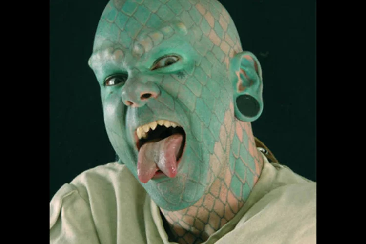 Erik Sprague, o "Homem Lagarto": o "freak" texano justifica sua mudança ao afirmar que gosta "do aspecto dos lagartos" (Divulgação)