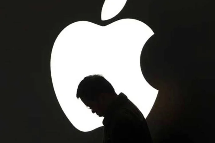 Homem olha seu iPad em frente a uma loja da Apple em Xangai (REUTERS/Aly Song/Arquivo)