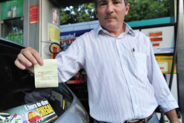 
	Homem segura nota fiscal em posto de gasolina de Bras&iacute;lia: pelo projeto, as novas regras passar&atilde;o a valer daqui a seis meses
 (Agência Brasil /	Renato Araújo)