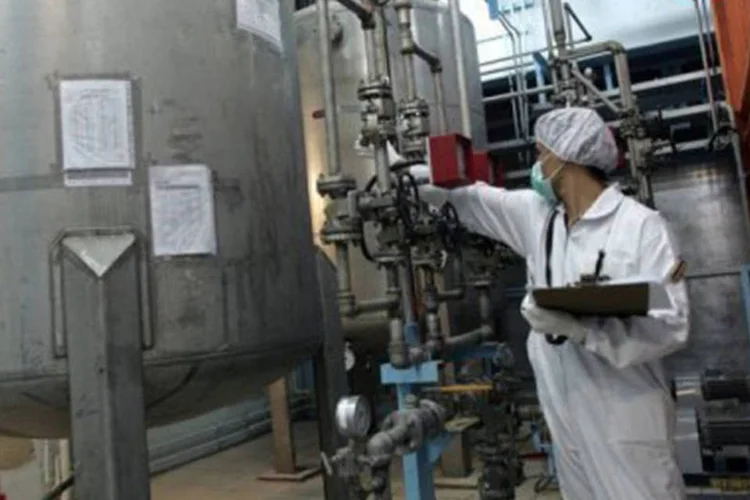 
	T&eacute;cnico iraniano trabalha na central nuclear de Isfahan: em seu &uacute;ltimo relat&oacute;rio, a AIEA havia apontado para atividades n&atilde;o habituais no local, suscet&iacute;veis de &quot;travar&quot; suas verifica&ccedil;&otilde;es
 (©AFP/Arquivo / Behrouz Mehri)