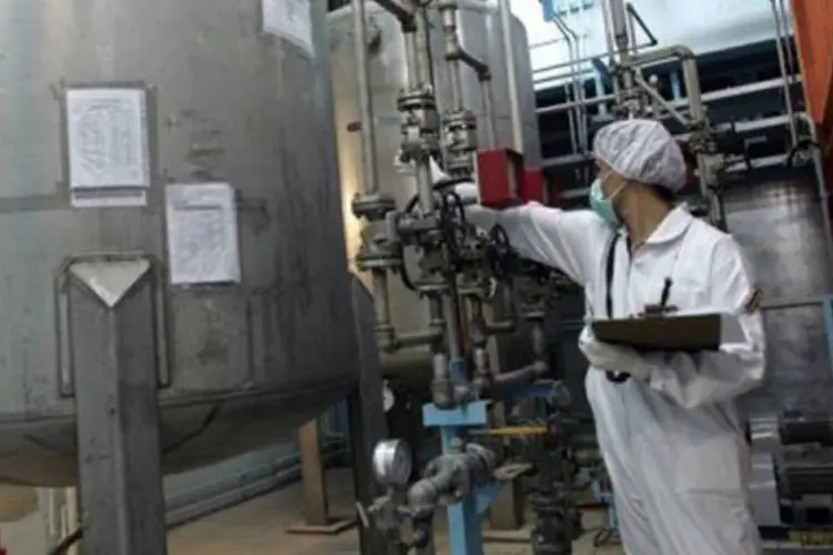 
	T&eacute;cnico iraniano trabalha na central nuclear de Isfahan: autoridades iranianas negam as irregularidades e dizem que o programa tem fins pac&iacute;ficos
 (©AFP/Arquivo / Behrouz Mehri)