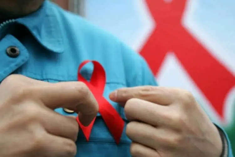 
	Homem usa broche com s&iacute;mbolo da luta contra a Aids: instituto entregou 26.600 testes de reativos para diagn&oacute;stico do HIV
 (Getty Images)