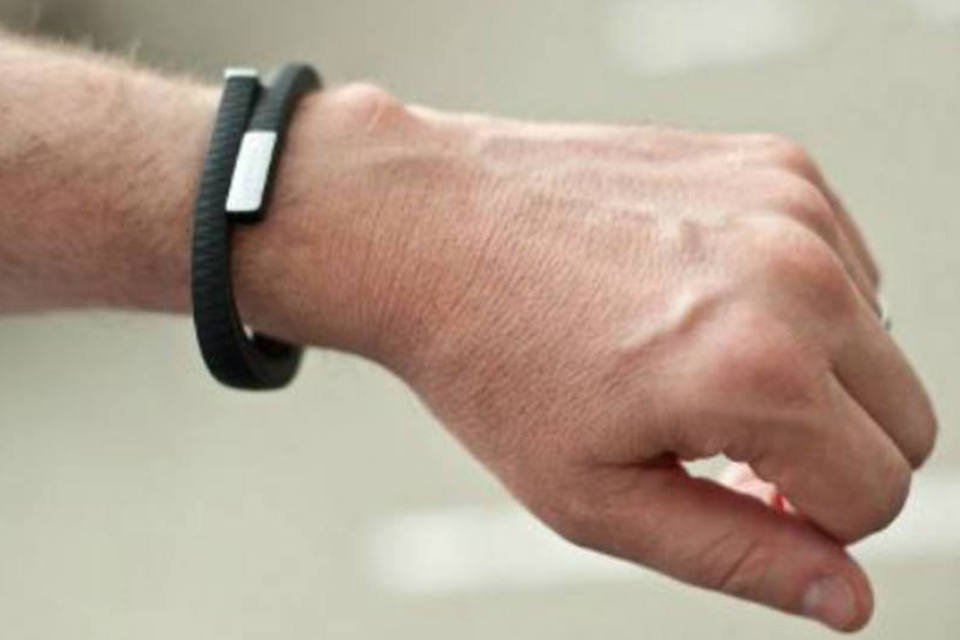 Jawbone apresenta nova pulseira que monitora vida do usuário