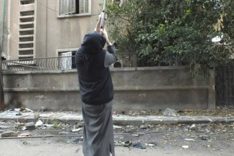 
	Homem rifle para ca&ccedil;ar p&aacute;ssaros para comida em Homs: negocia&ccedil;&otilde;es diplom&aacute;ticas tentam colocar o processo de paz da ONU de volta aos trilhos
 (Yazan Homsy/Reuters)