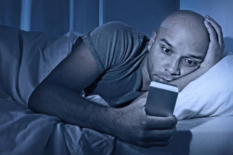 
	S&oacute; uma olhadinha: checar o smartphone antes de dormir pode prejudicar sua sa&uacute;de
 (Thinkstock)