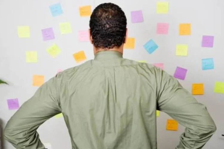 Homem olhando post its (Divulgação/)