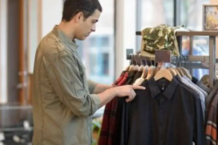 Homem fazendo compras (Getty Images/Getty Images)