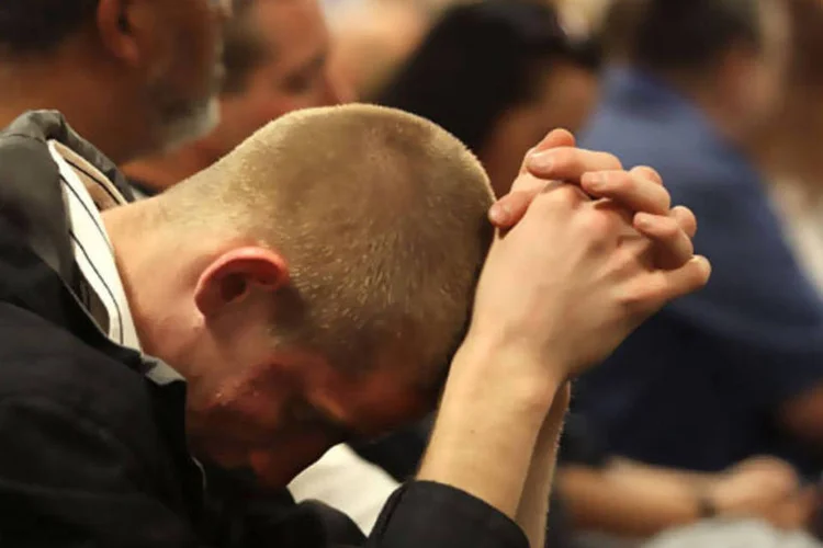 Homem triste: o funcionário que se sente injustiçado vai perder a motivação e pode até sair da empresa (Foto/Getty Images)
