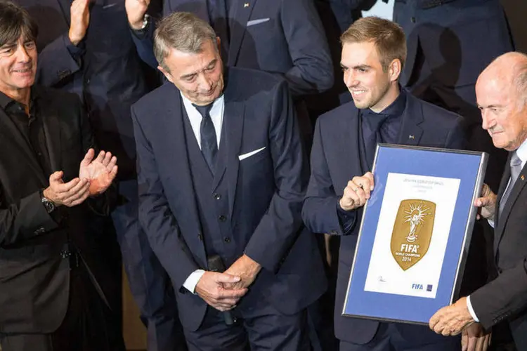 Joseph Blatter entrega o prêmio FIFA World Cup Champions Badge para Philipp Lahm, em Berlim (Hannibal/Reuters)